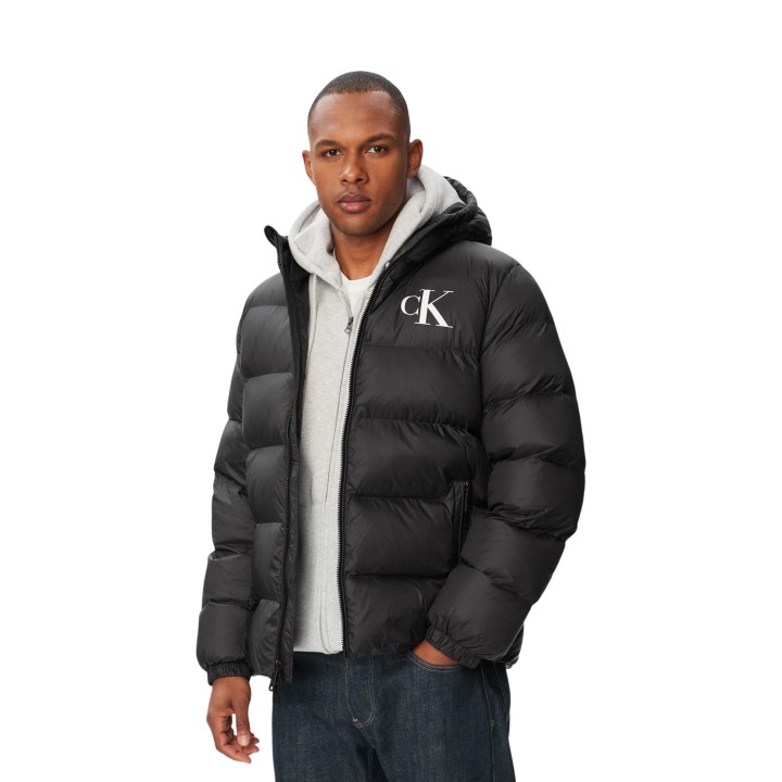 Chaqueta acolchada negra para hombre Calvin Klein Jeans vista de tres cuartos
