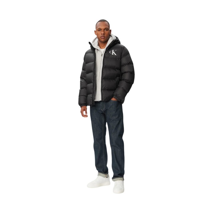 Chaqueta acolchada negra para hombre Calvin Klein Jeans vista frontal de cuerpo entero
