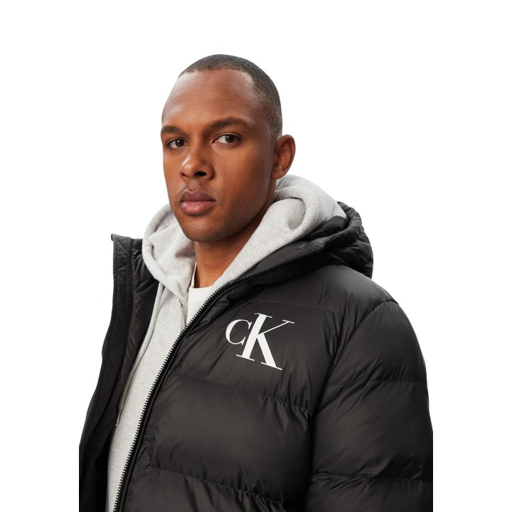 Detalle de chaqueta acolchada negra para hombre Calvin Klein Jeans vista de tres cuartos