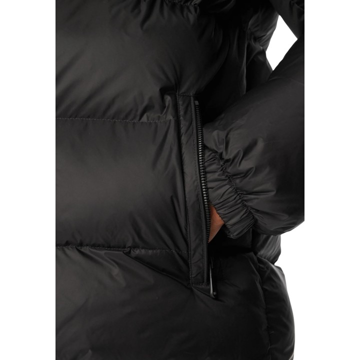 Detalle de chaqueta acolchada negra para hombre Calvin Klein Jeans