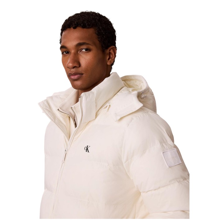 Chaqueta acolchada blanca Calvin Klein Jeans para hombre vista tres cuartos