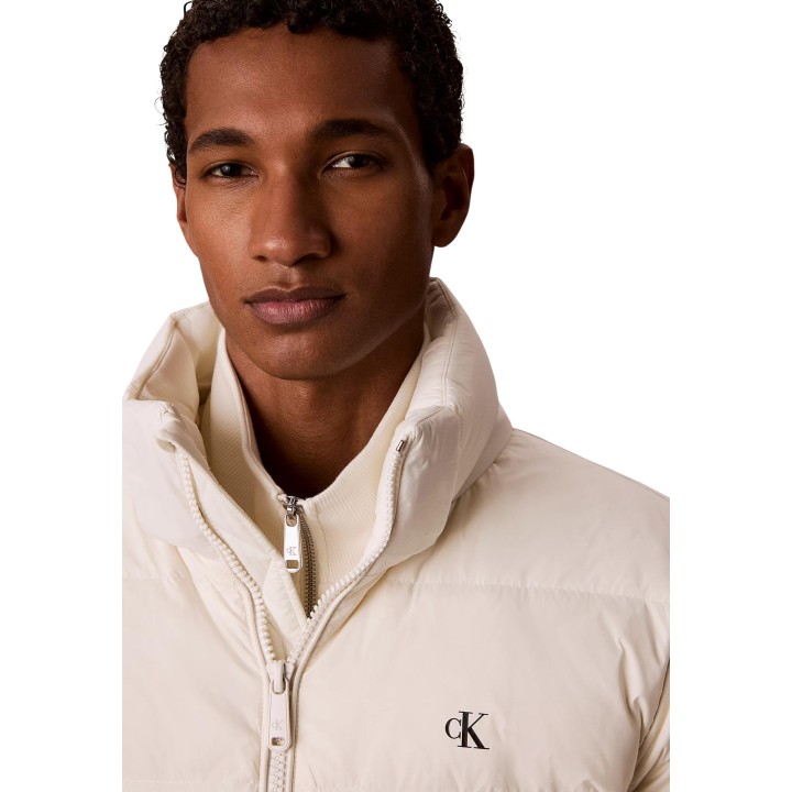 Detalle frontal de chaqueta acolchada blanca Calvin Klein Jeans para hombre