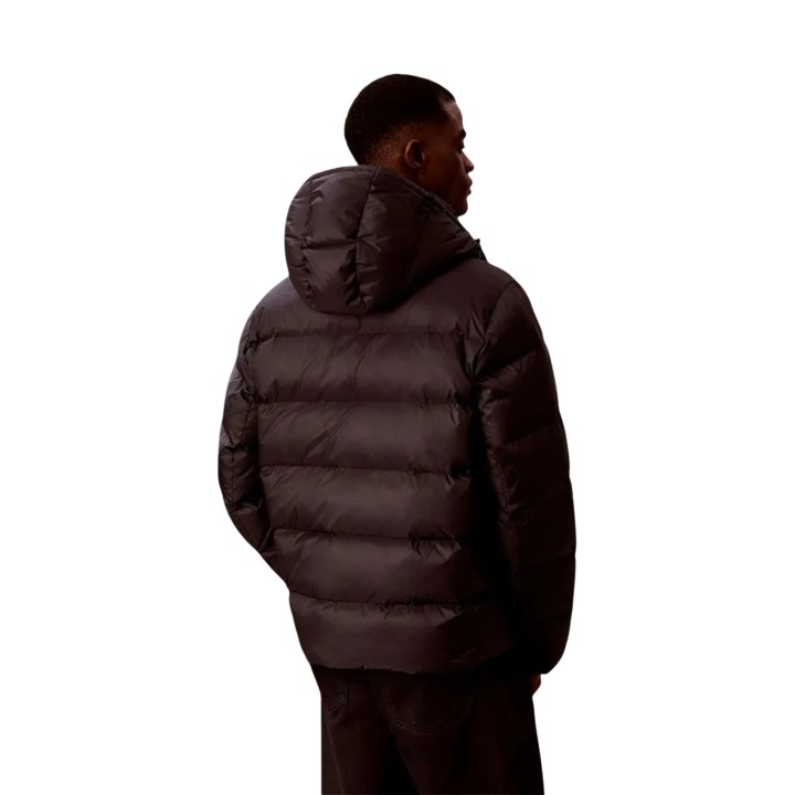Calvin Klein Jeans chaqueta acolchada negra de hombre vista posterior