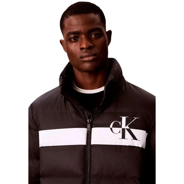 Calvin Klein Jeans chaqueta acolchada negra de hombre detalle frontal