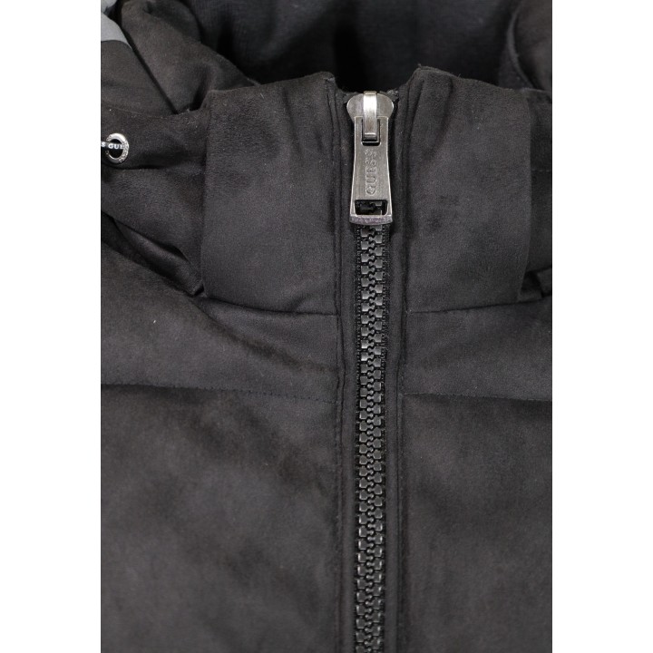 Detalle de cremallera Guess en chaqueta acolchada negra efecto ante