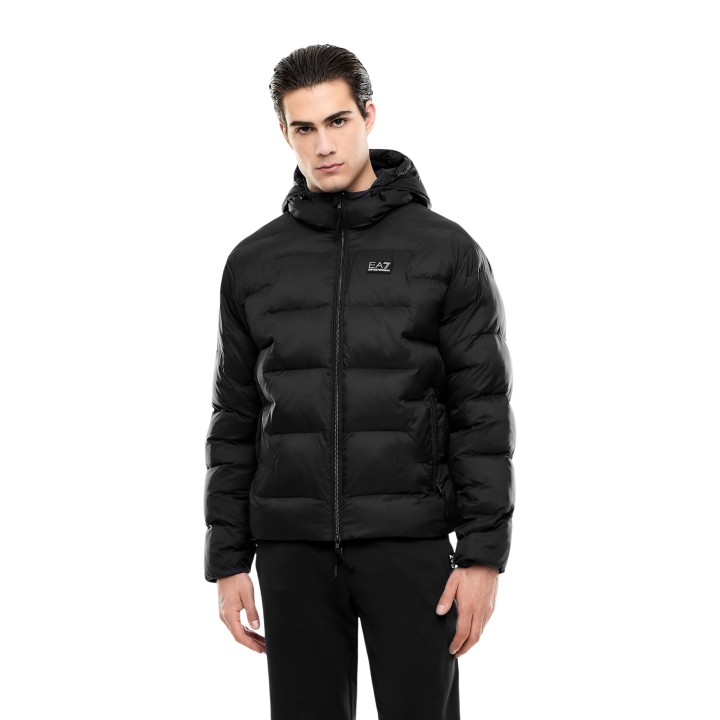 Chaqueta EA7 para hombre negra acolchada vista frontal en modelo