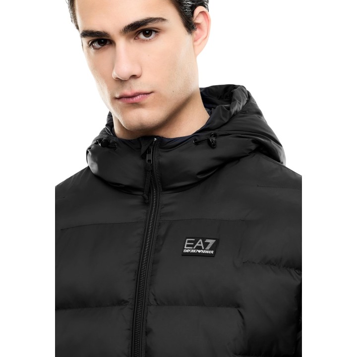 Detalle frontal de chaqueta EA7 para hombre negra acolchada