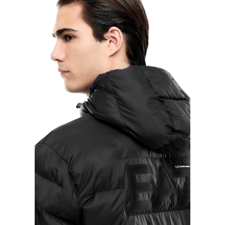 Detalle de chaqueta EA7 para hombre negra acolchada vista de tres cuartos
