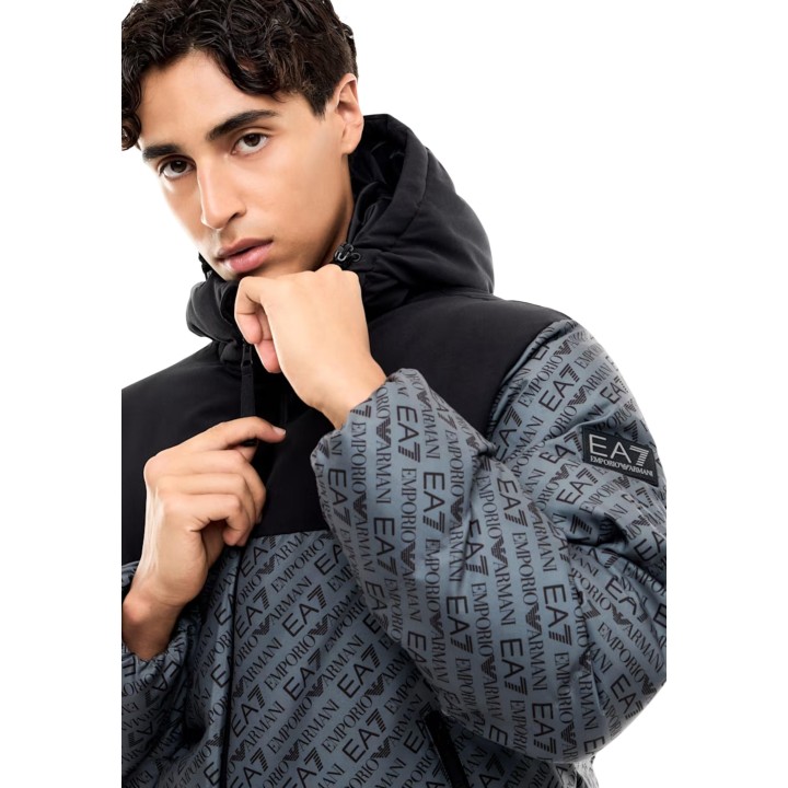 Chaqueta EA7 para hombre 7M002566 AF26406 gris oscuro detalle del cuello y estampado