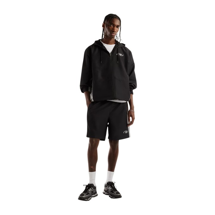 Chaqueta New Balance MJ62Y8SJBK negra para hombre vista de tres cuartos