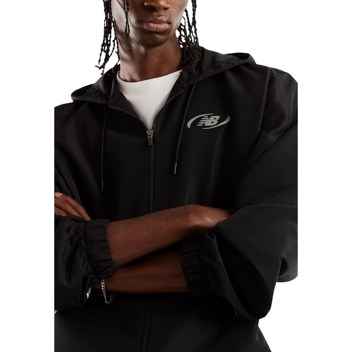 Detalle frontal de chaqueta New Balance MJ62Y8SJBK negra para hombre