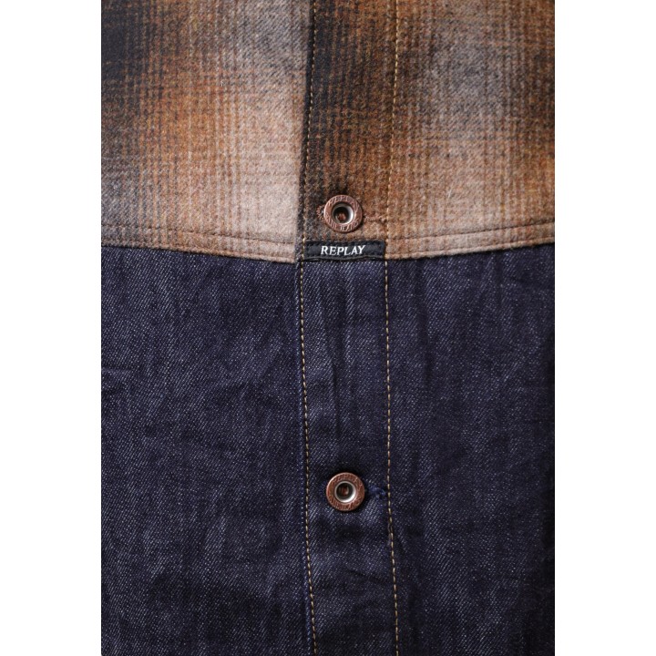 Detalle de botones y tejido de chaqueta Replay en denim de algodón reciclado azul oscuro