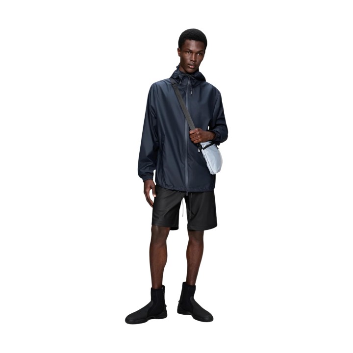 Rains Storm Breker W3 chaqueta unisex 18370 azul oscuro vista tres cuartos
