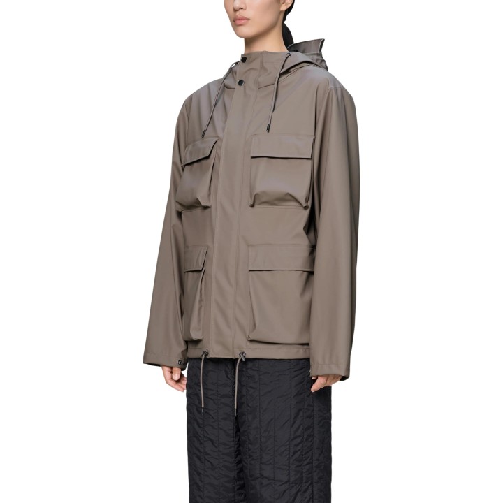Rains chaqueta taupe para hombre Pocket Jcket W3 UNISEX 12210 vista tres cuartos