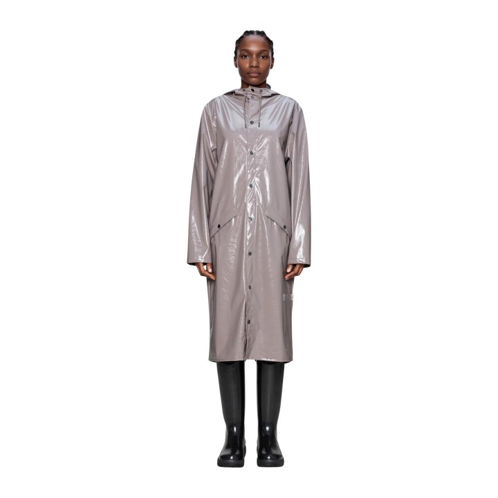Rains chaqueta unisex Longer Jacket W3 18360 color taupe vista frontal en modelo