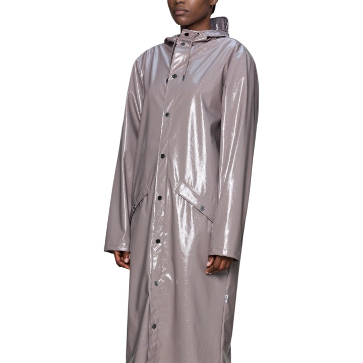 Detalle frontal de chaqueta unisex Rains Longer Jacket W3 18360 color taupe