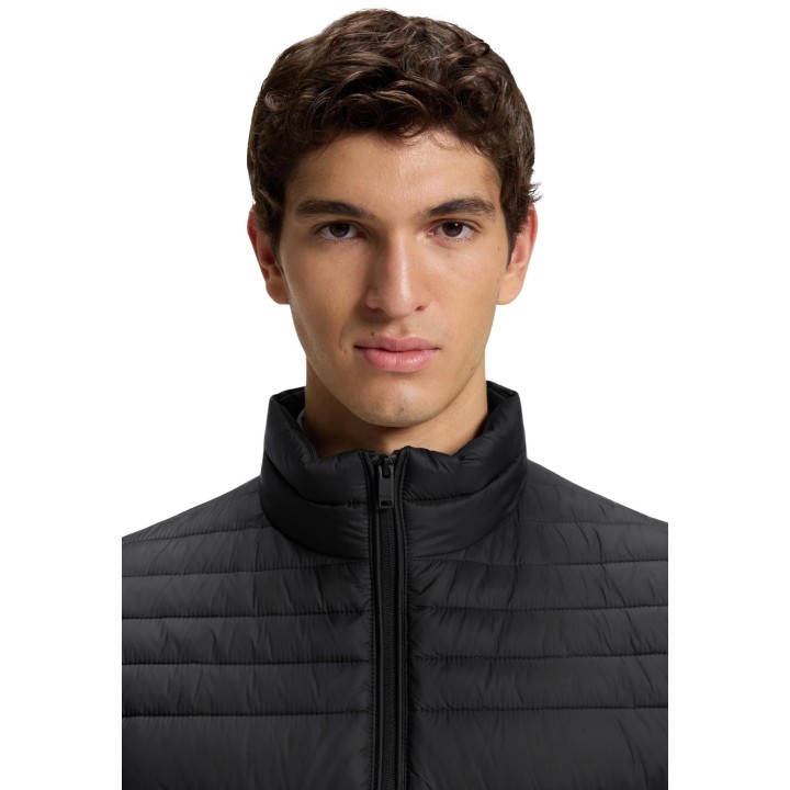 Detalle frontal de chaqueta Boss Oden2 negra para hombre