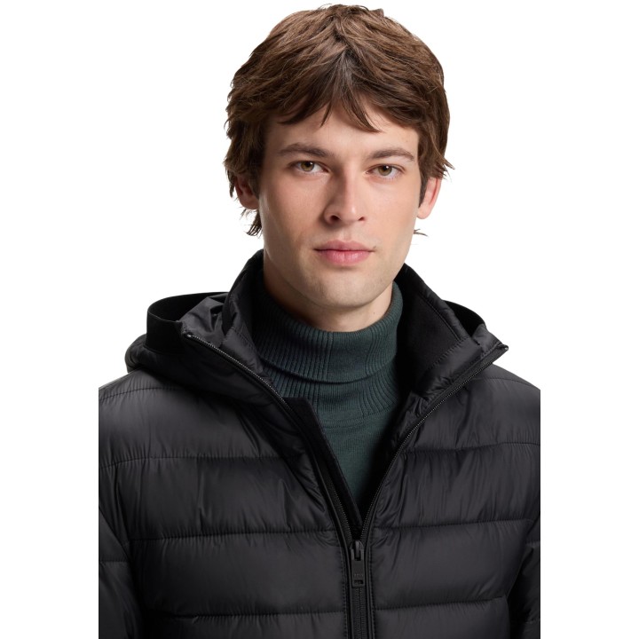 Detalle frontal de chaqueta negra acolchada Boss Odenni para hombre