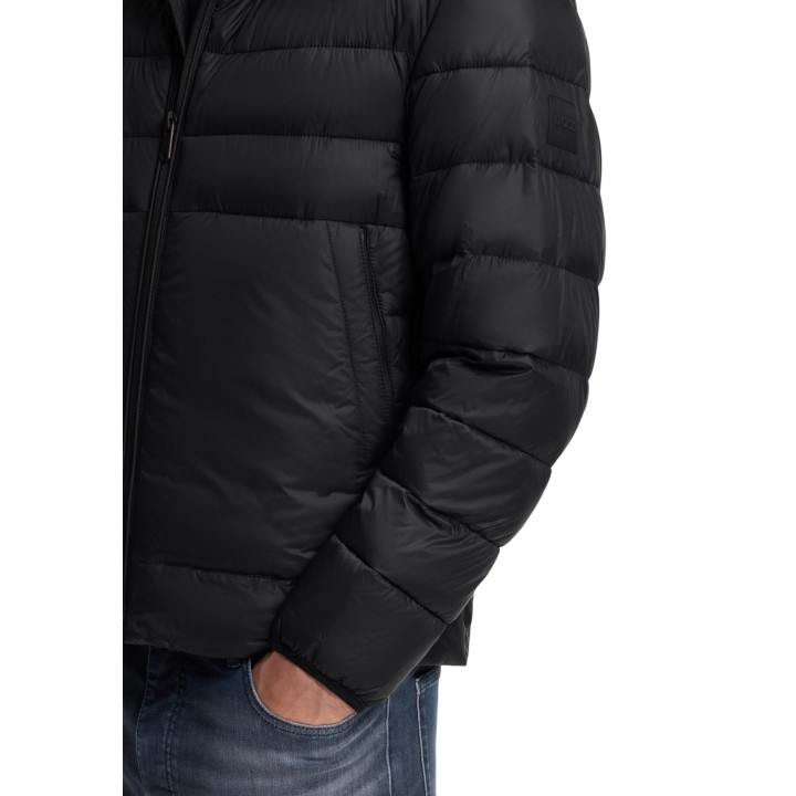 Detalle lateral de chaqueta negra acolchada Boss Odenni para hombre