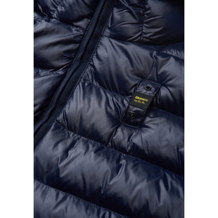 Detalle de chaqueta Blauer. Adams azul con etiqueta y acolchado