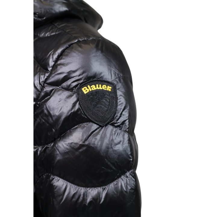 Detalle del logo Blauer. en chaqueta negra de hombre