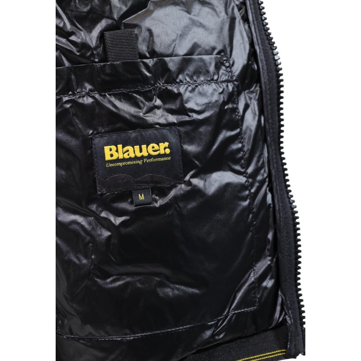 Detalle de etiqueta interior Blauer. en chaqueta negra de hombre