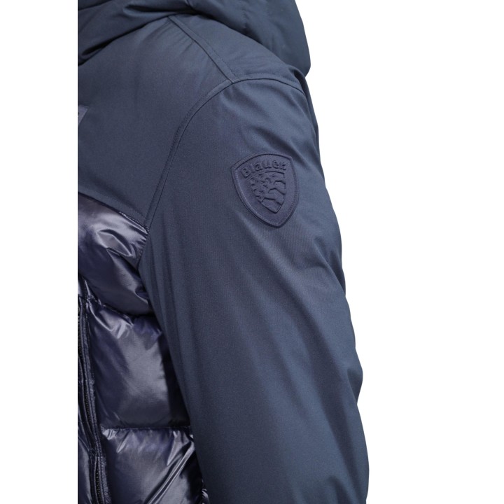 Detalle del parche Blauer. en la manga de la chaqueta azul BROOK