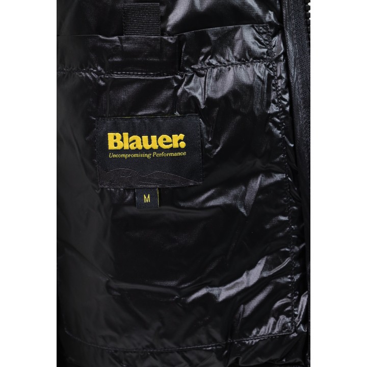 Detalle interior de chaqueta Blauer. acolchada negra de hombre con etiqueta de marca y talla M