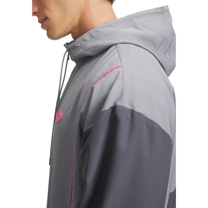 Detalle lateral de chaqueta tejida gris Under Armour UA Rival Woven para hombre