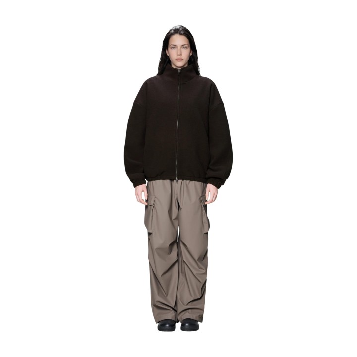 Chaqueta Rains de forro polar marrón oscuro para hombre vista frontal en modelo