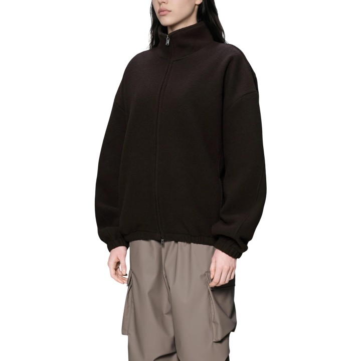 Detalle frontal de chaqueta Rains de forro polar marrón oscuro para hombre