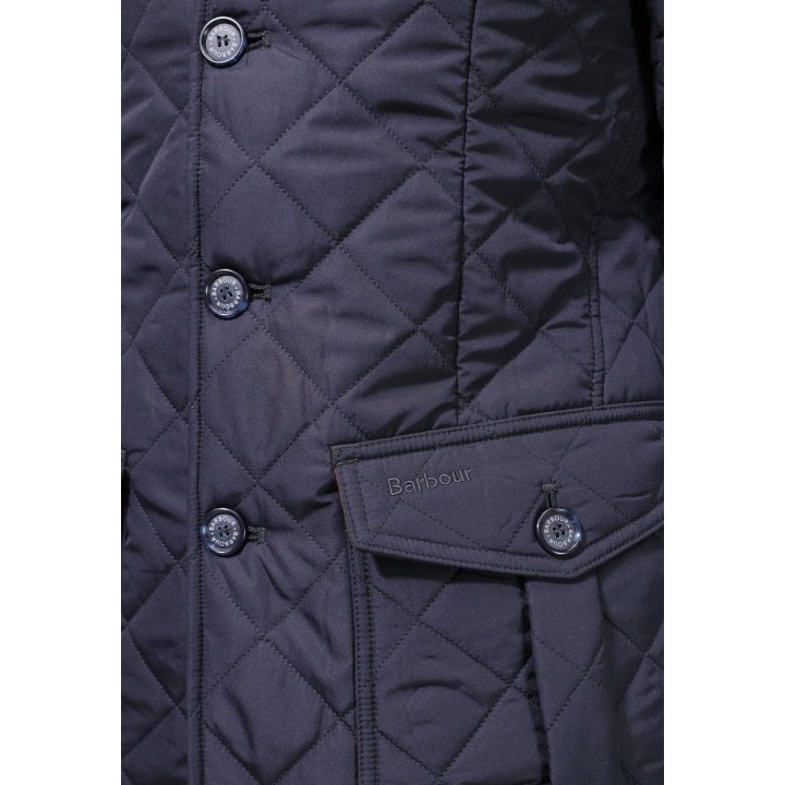 Detalle del acolchado y bolsillo de chaqueta Barbour azul Quilted Lutz