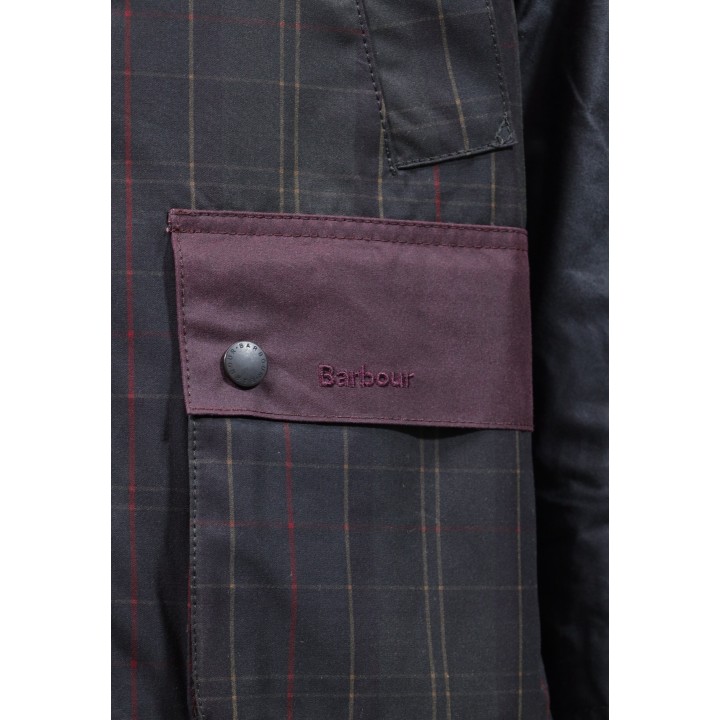 Detalle del bolsillo de chaqueta Barbour de hombre marrón encerada