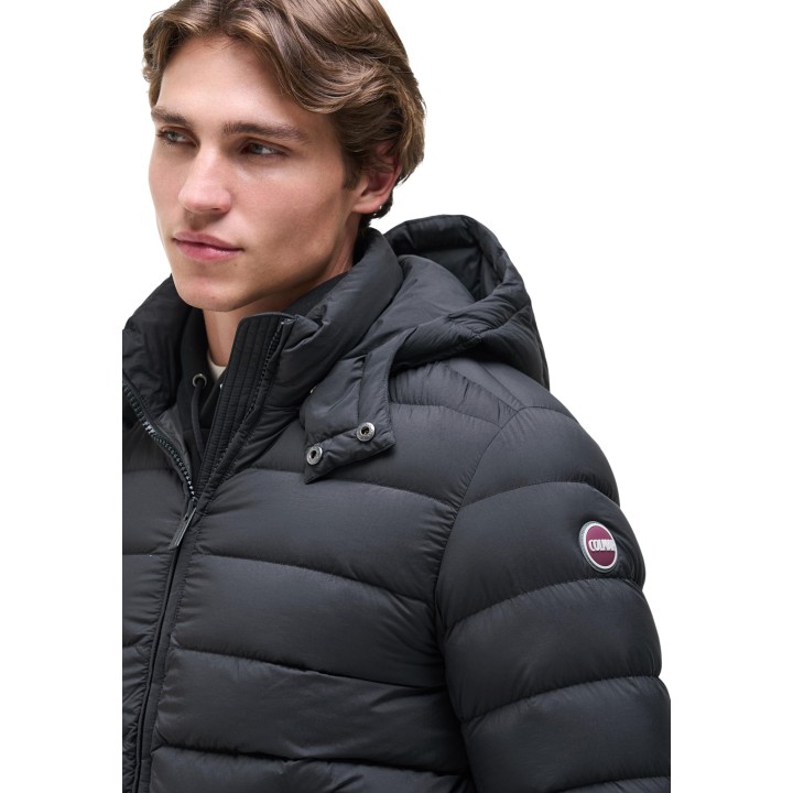 Detalle lateral de chaqueta acolchada negra Colmar Originals para hombre