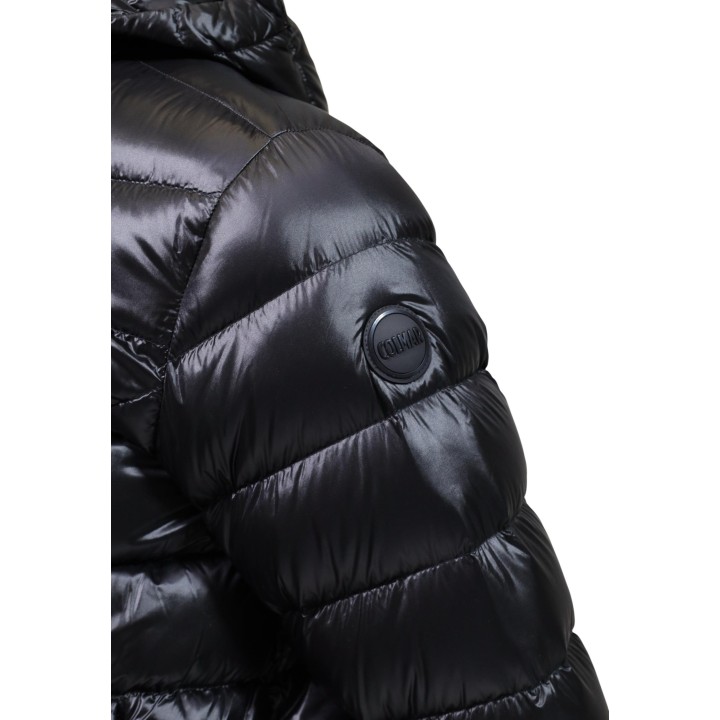 Detalle del logo Colmar Originals en chaqueta acolchada negra para hombre 12000071
