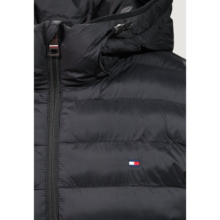 Detalle frontal de capucha cremallera y logo de chaqueta negra Tommy Hilfiger