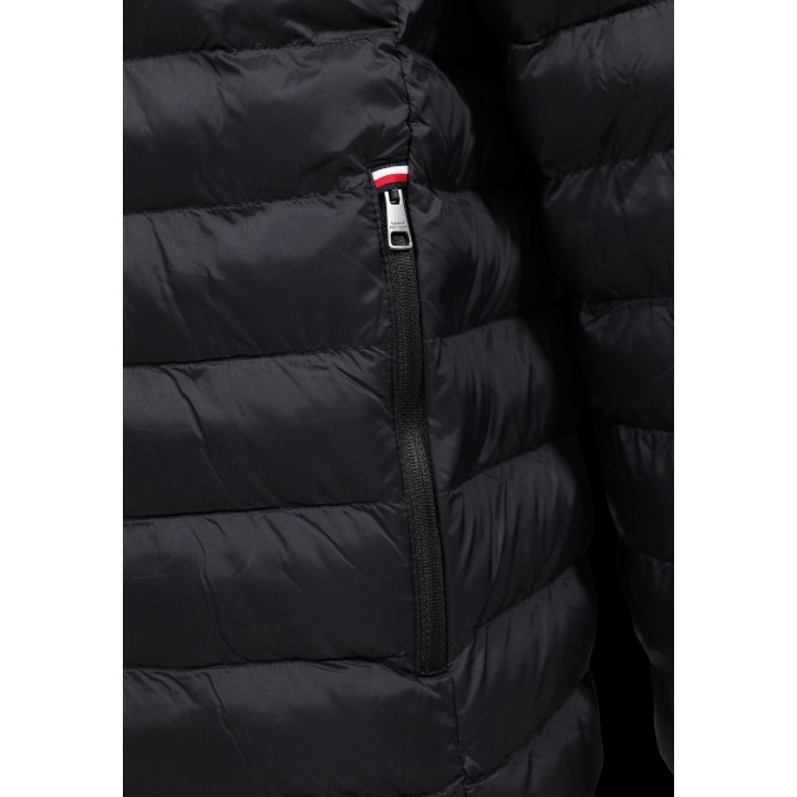Detalle de cremallera y bolsillo de chaqueta acolchada negra Tommy Hilfiger