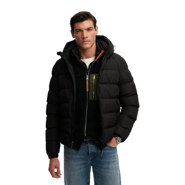 Superdry chaqueta acolchada con capucha para hombre negra SDM5011905A vista frontal
