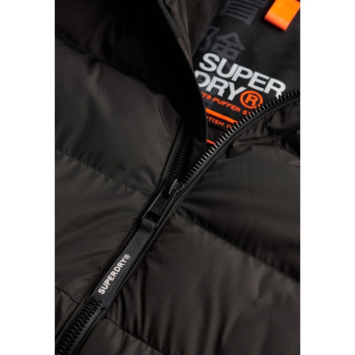 Detalle de cremallera y forro de chaqueta Superdry negra SDM5011905A