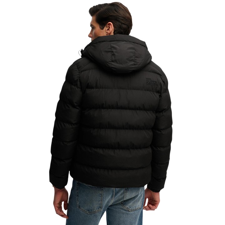 Superdry chaqueta acolchada con capucha para hombre negra SDM5011905A vista posterior