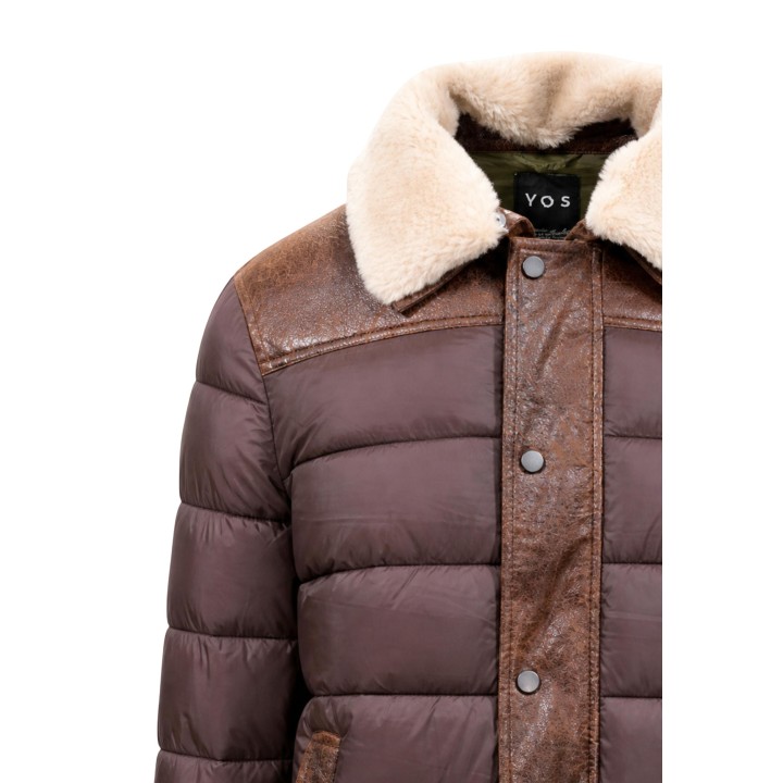 Detalle frontal de chaqueta YOS acolchada de hombre marrón oscuro con cuello de borreguito