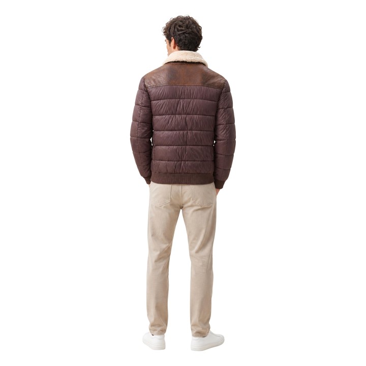 YOS chaqueta acolchada de hombre marrón oscuro con cuello de borreguito en vista posterior