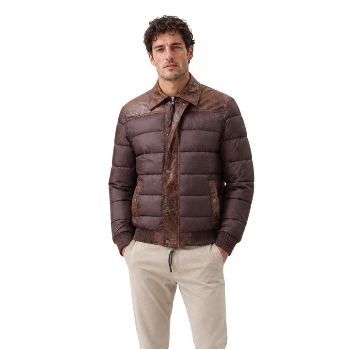 YOS chaqueta acolchada de hombre marrón oscuro con cuello de borreguito en vista frontal