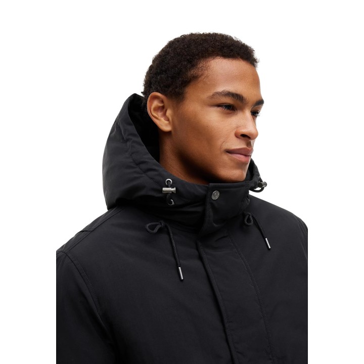 Detalle de capucha y cierre de chaqueta negra Tommy Hilfiger Jeans para hombre