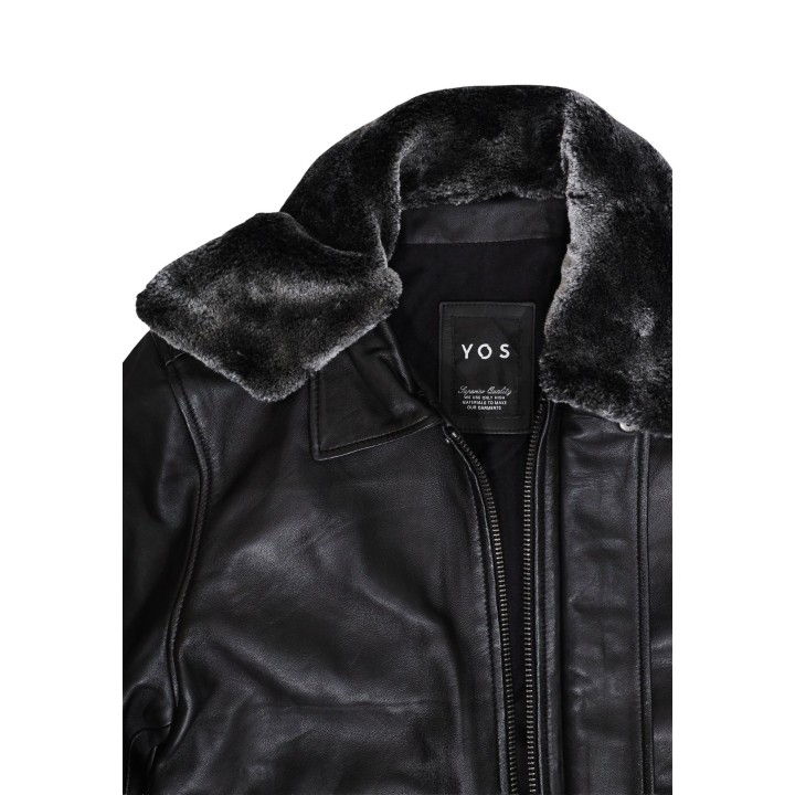 Detalle del cuello de la chaqueta negra YOS LGI6GB011744U