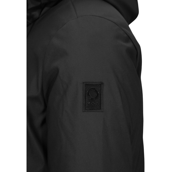 YOS parka negra de hombre JOSH 26FWHM-66 detalle del tejido y logotipo