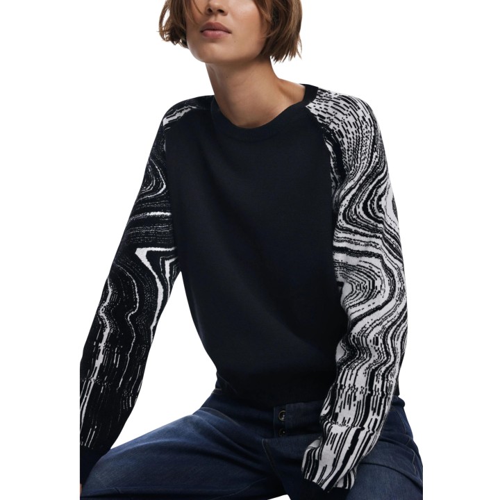 Detalle frontal del jersey negro de mujer Desigual