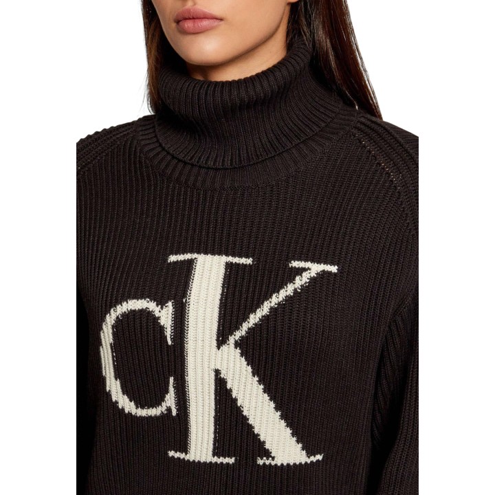Detalle frontal del jersey de punto negro Calvin Klein Jeans para mujer