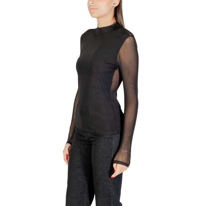 Only jersey de mujer negro de malla vista de tres cuartos