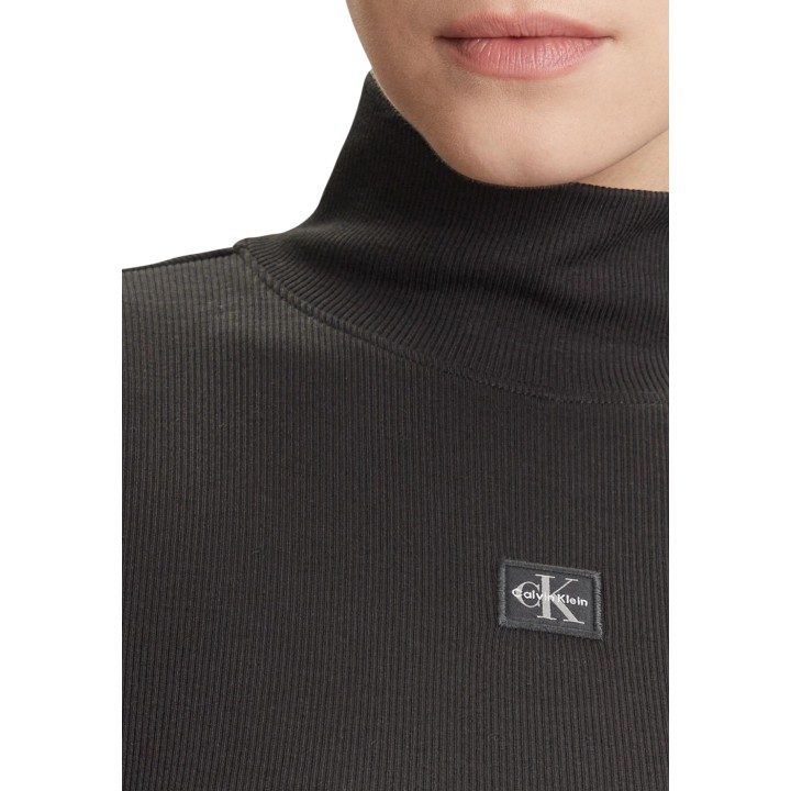 Detalle del cuello alto y etiqueta Calvin Klein Jeans en jersey negro de mujer